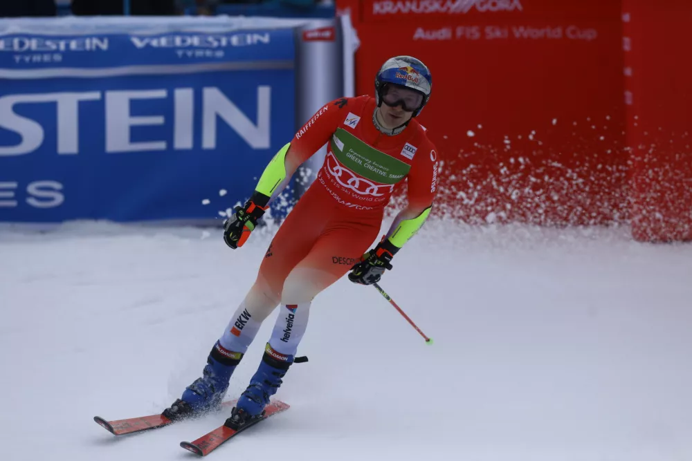 Marco Odermatt je na prvi veleslalomski progi v Podkorenu dosegel drugi čas. Foto: Luka Cjuha