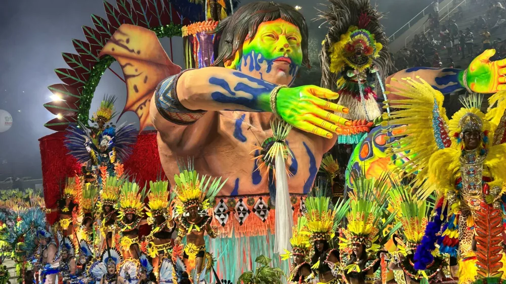 01 March 2025, Brazil, Rio De Janeiro: The "Estacio de Sa" samba school parades through the Sambodrome during the Carnival in Rio de Janeiro. In Rio de Janeiro, the world-famous parades in the Sambodrome have begun with the samba schools of the promotion class. Photo: Phillipp Znidar/dpa