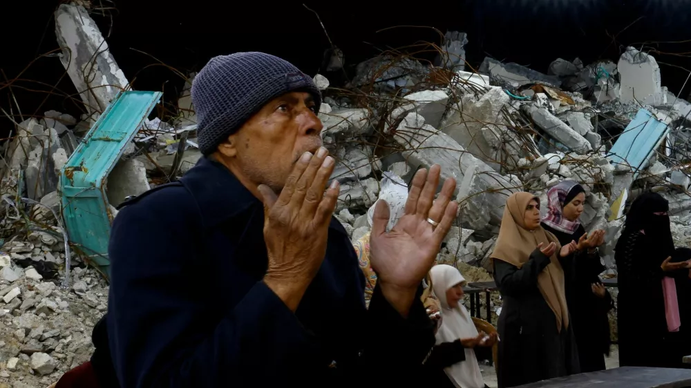 Palestinians perform the mass prayer of Tarawih during the holy fasting month of Ramadan, near the rubble of buildings, amid a ceasefire between Israel and Hamas, in Rafah, in the southern Gaza Strip, March 1, 2025. REUTERS/Hatem Khaled   TPX IMAGES OF THE DAY