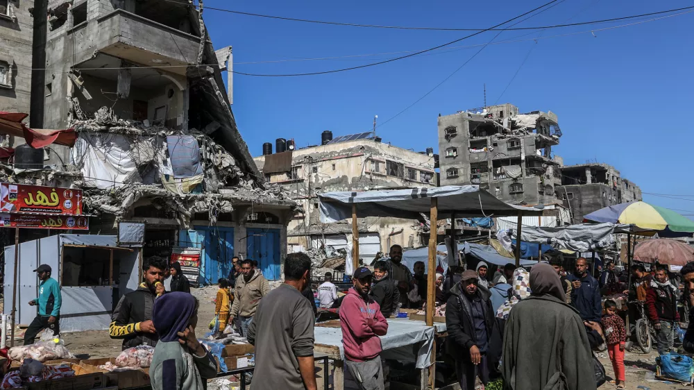 28 February 2025, Palestinian Territories, Khan Yunis: Palestinians shop at a street market in Khan Yunis, in preparation for the Muslim's holy fasting month of Ramadan, amid a worsening humanitarian crisis in Gaza. The World Food Programme said on Monday that it has doubled its deliveries of food aid to the territory under the ceasefire between Israel and Hamas. Photo: Abed Rahim Khatib/dpa