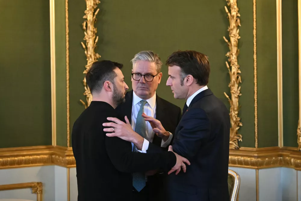 02 March 2025, United Kingdom, London: (R-L) French President Emmanuel Macron, UK Prime Minister Sir Keir Starmer and Ukrainian President Volodymyr Zelensky hold a meeting during a Leaders' Summit on the situation in Ukraine at Lancaster House. Photo: Justin Tallis/PA Wire/dpa