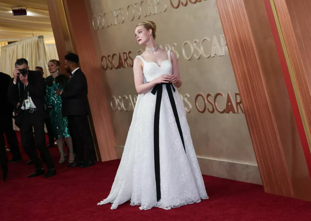 Elle Fanning je blestela v Givenchyju. Foto: AP