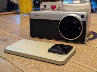 Nova mobilnika xiaomi 15 ultra (v srebrno-črni barvi) in xiaomi 15.