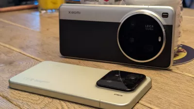 Nova mobilnika xiaomi 15 ultra (v srebrno-črni barvi) in xiaomi 15.