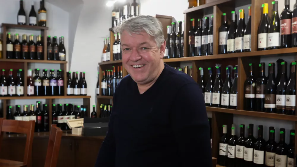 - 27.02.2025. - Aleš Čebašek, Vinoteka Sodček v Radovljici.//FOTO: Bojan Velikonja