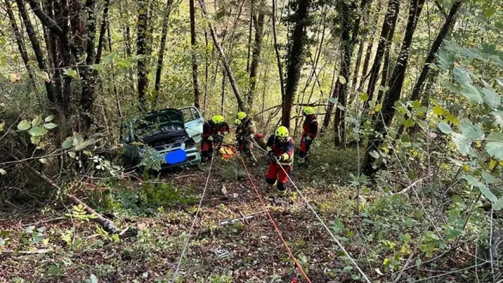 Na pomoč so priskočili tudi gasilci PGD Idrija, ki so zavarovali kraj nesreče, pokojnika pa z vrvno tehniko potegnili na cesto. 