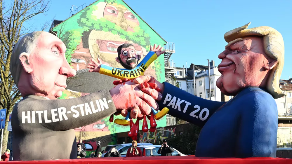 03 March 2025, North Rhine-Westphalia, Duesseldorf: A themed float with a Trump-Putin motif, who are fighting over Ukraine, joins the procession. Rose Monday is the highlight of the Rhineland carnival season with the traditional parade through Duesseldorf. Photo: Federico Gambarini/dpa
