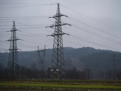 elektrika - simbolična fotografijaelektrično omrežjeomrženinaporaba elektrikedaljnovodelektrična napeljavaELES11.02.2025 Električno omrežje, okolica BeričevaFOTO: Nik Erik Neubauer