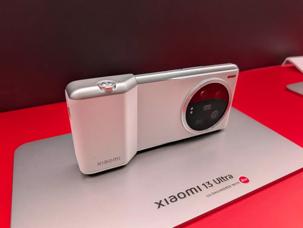 Dodatek za držanje telefona s prožilcom za kamero, ki xiaomi 15 ultra še bolj približa fotoaparatom.