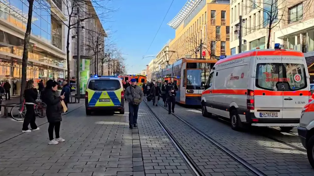 03 March 2025, Baden-Württemberg, Mannheim: Emergency vehicles from the police and rescue services stand at the scene of a major incident in the city center. According to a dpa reporter, debris could be seen at the scene, with at least one person lying covered under a tarpaulin. According to eyewitnesses, a vehicle had driven into a crowd of people. Photo: René Priebe/dpa