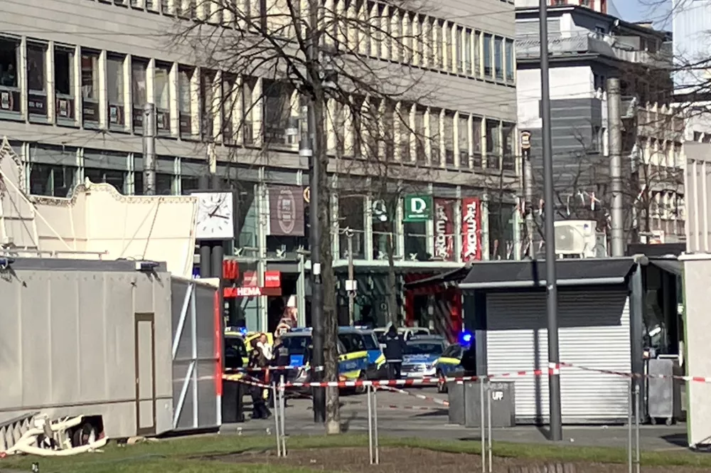 03 March 2025, Baden-Württemberg, Mannheim: Police emergency vehicles stand near the Paradeplatz in Kurpfalzstrasse in the city center during a large-scale operation. According to a dpa reporter, debris could be seen at the scene, with at least one person lying covered under a tarpaulin. According to eyewitnesses, a vehicle had driven into a crowd of people Photo: Wolfgang Jung/dpa