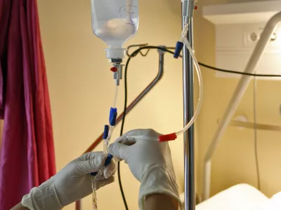 ﻿dnevni hospital - biološko zdravilo, ki delujejo usmerjeno na rakaste celice - simbolična fotografija - zdravstvo - medicina - - 25.9.2013 - Onkološki Inštitut (OI) Ljubljana - biološka zdravila z delovanjem na novotvorbe za zdravljenje rakavih obolenj. //FOTO: Tomaž Skale