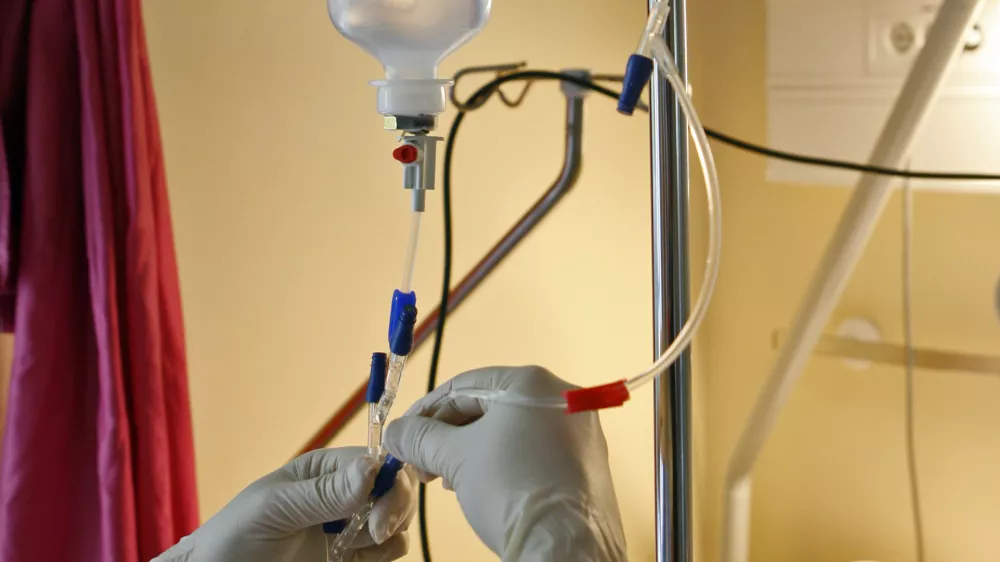 ﻿dnevni hospital - biološko zdravilo, ki delujejo usmerjeno na rakaste celice - simbolična fotografija - zdravstvo - medicina - - 25.9.2013 - Onkološki Inštitut (OI) Ljubljana - biološka zdravila z delovanjem na novotvorbe za zdravljenje rakavih obolenj. //FOTO: Tomaž Skale