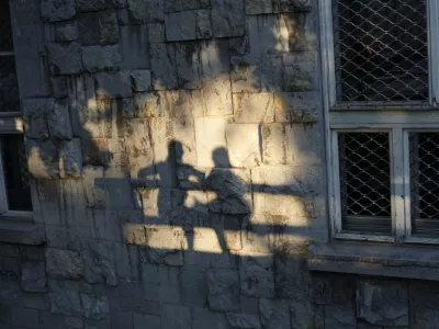 ﻿PREGLED LETA 2013 - - ilustrativna fotografija 2013 - ljubezen - klop - park - senca - //FOTO: Luka Cjuha