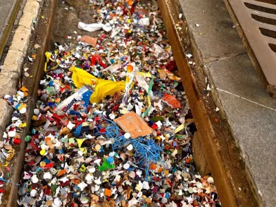 delavci Okolja Piran so ves dan čistili konfete iz jaškov. Foto: FB/Okolje Piran