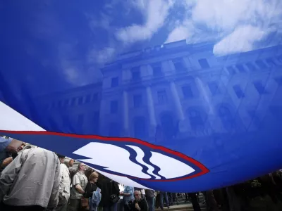 simbolična fotografija - - Vrhovno sodišče Republike Slovenije - Višje in Okrožno sodišče v Ljubljani, Tavčarjeva ulica 9, stavba - slovenska zastava- protestni shod pred sodiščem - protest podpornikov in nasprotnikov Janeza Janše, - sodba 5.6.2013 - izrek sodbe - sojenje zaradi vpletenosti v afero PATRIA - sodišče je predsednika SDS Janeza Janšo obsodilo na dve leti zapora in plačilo 37.000 evrov, brigadirja Toneta Krkoviča in direktorja Rotisa Ivana Črnkoviča pa je obsodilo na 22 mesecev zapora in plačilo 37.000 evrov zaradi kaznivih dejanj sprejemanja daril oziroma poskusa sprejemanja daril za nezakonito posredovanje v postopku izbora in nakupa 135 finskih oklepnikov Patria. /FOTO: Luka Cjuha