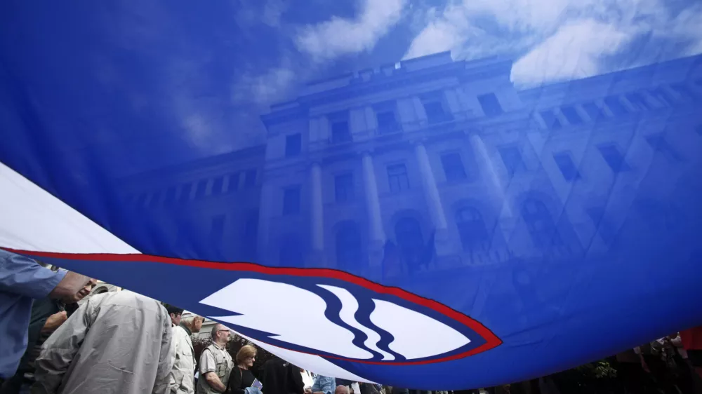 simbolična fotografija - - Vrhovno sodišče Republike Slovenije - Višje in Okrožno sodišče v Ljubljani, Tavčarjeva ulica 9, stavba - slovenska zastava- protestni shod pred sodiščem - protest podpornikov in nasprotnikov Janeza Janše, - sodba 5.6.2013 - izrek sodbe - sojenje zaradi vpletenosti v afero PATRIA - sodišče je predsednika SDS Janeza Janšo obsodilo na dve leti zapora in plačilo 37.000 evrov, brigadirja Toneta Krkoviča in direktorja Rotisa Ivana Črnkoviča pa je obsodilo na 22 mesecev zapora in plačilo 37.000 evrov zaradi kaznivih dejanj sprejemanja daril oziroma poskusa sprejemanja daril za nezakonito posredovanje v postopku izbora in nakupa 135 finskih oklepnikov Patria. /FOTO: Luka Cjuha