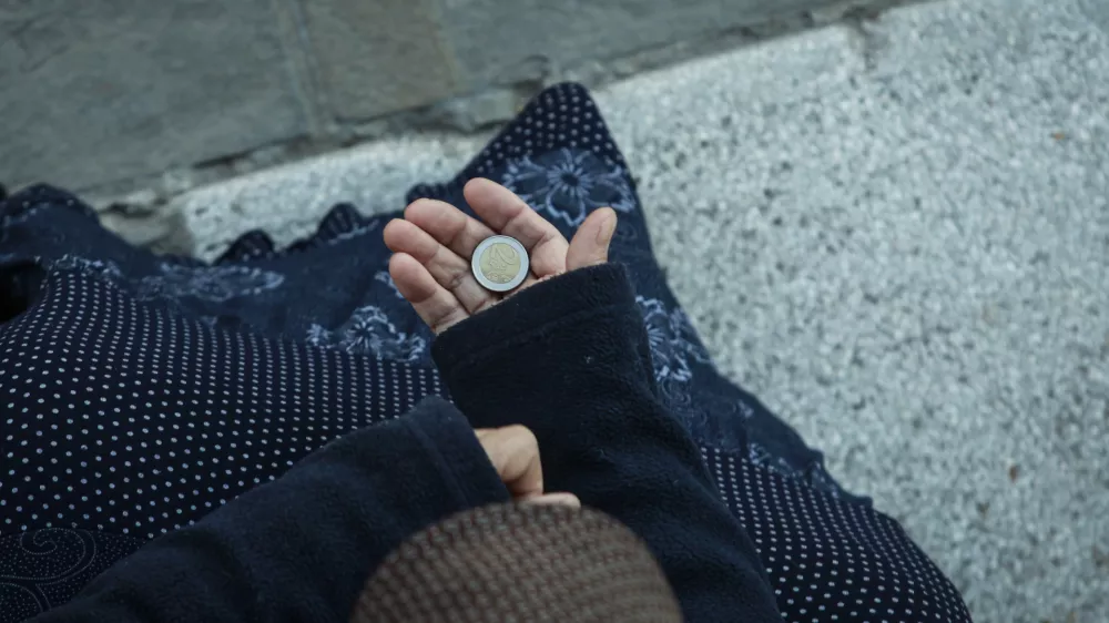 - beračenje, prosjačenje, rev&scaron;čina, recesija, kriza, finančna stiska, sociala - socialne razlike - euro kovanec, denar.  //FOTO: Luka Cjuha