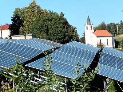 Postavitev sončne elektrarne Svibno na kmetijskih zemljiščih in na varovanem območju kulturne krajine preiskujejo evropski javni tožilci. Foto: arhiv CI Mi vsi smo Počakovo