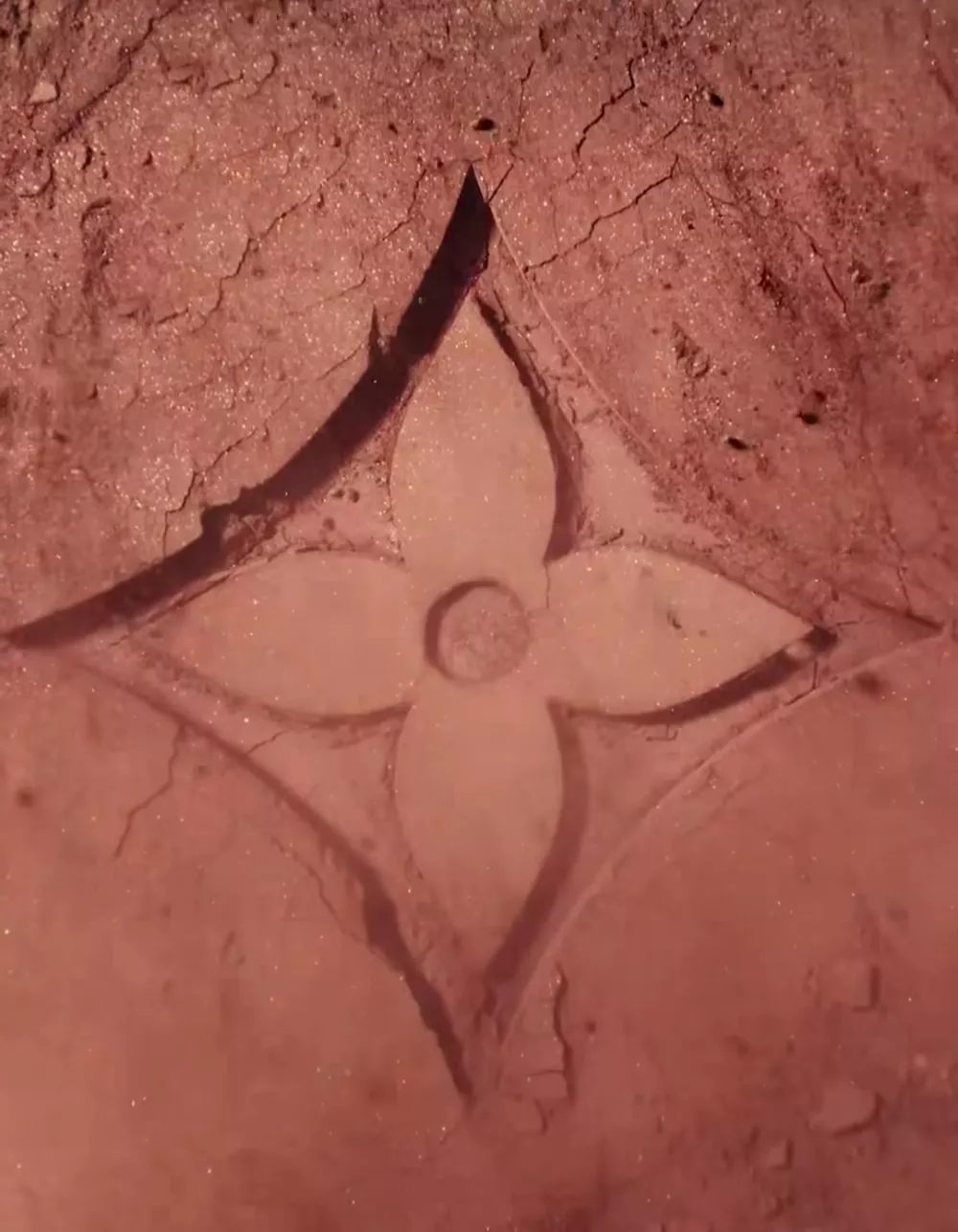 La Beauté Louis Vuitton prevzel krono? No, glede na preizkušene in resnične uspehe Pata McGratha, lahko upamo na ubijalsko paleto senčil. 