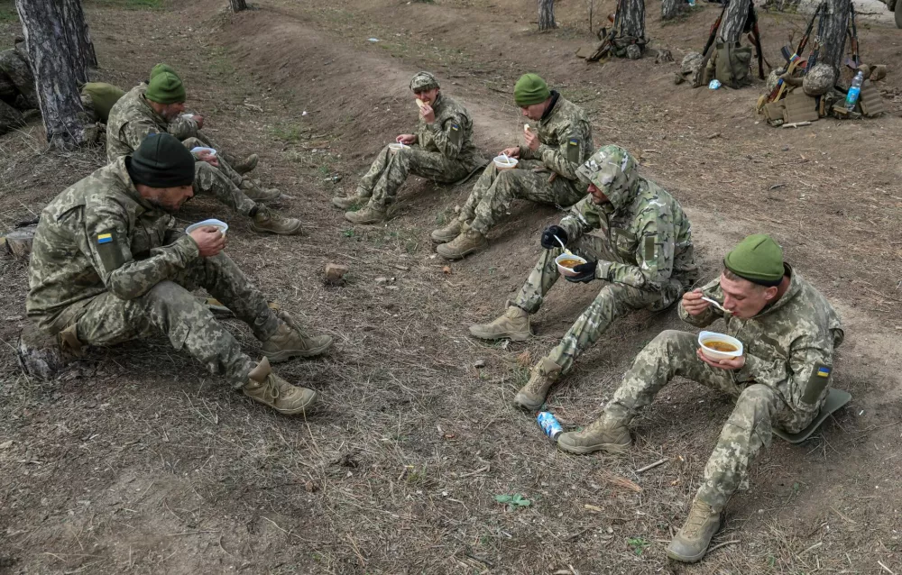 New recruits of the 126th Territorial Defence Brigade of the Ukrainian Armed Forces have lunch between military exercises at a training ground, amid Russia's attack on Ukraine, in an undisclosed location in southern Ukraine October 29, 2024. REUTERS/Ivan Antypenko