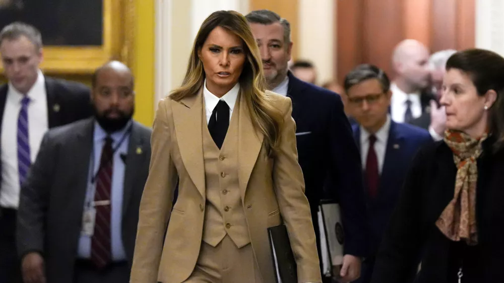 First lady Melania Trump, from center to right, followed by Sen. Ted Cruz, R-Texas, and House Speaker Mike Johnson, R-La., walks through the Capitol, Monday, March 3, 2025, in Washington. (AP Photo/Julia Demaree Nikhinson) / Foto: Julia Demaree Nikhinson