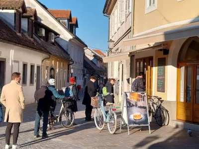 Vrsta pred slaščičarno na Trubarjevi ulici. Foto: Vesna Levičnik