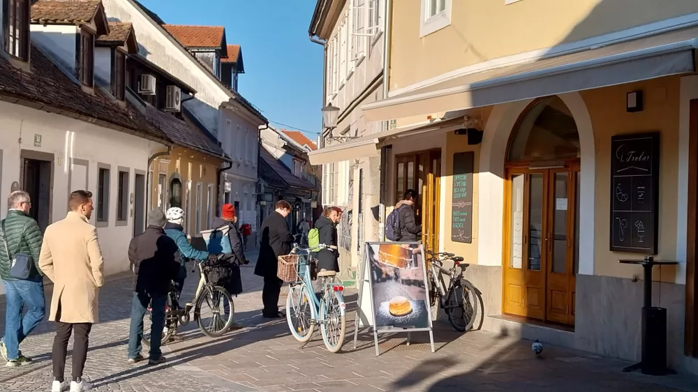 Vrsta pred slaščičarno na Trubarjevi ulici. Foto: Vesna Levičnik