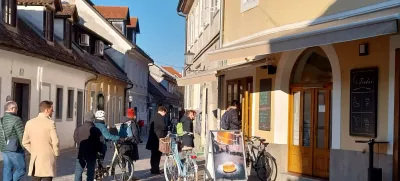 Vrsta pred slaščičarno na Trubarjevi ulici. Foto: Vesna Levičnik