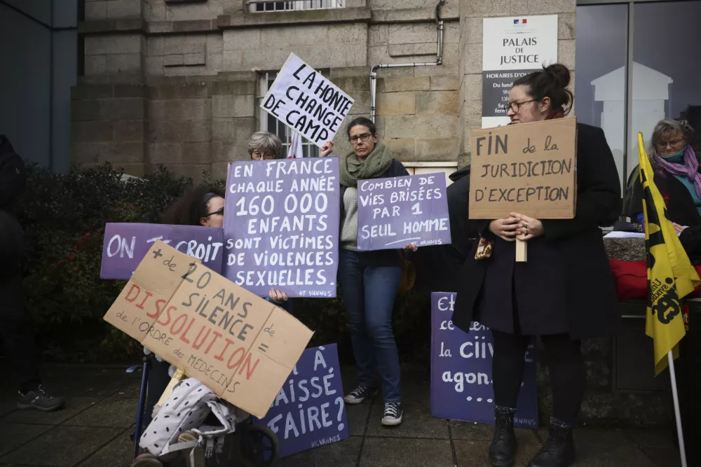 A protestor holds a banner reads: "Shame changes side", during a protest outside the Vannes courthouse, western France, on the opening day of the trial of French surgeon Joel Le Scouarnec accused of raping or abusing 299 people, mostly child patients, Monday, Feb. 24, 2025. (AP Photo/Thomas Padilla) / Foto: Thomas Padilla