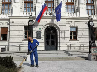 - simbolična fotografija – čiščenje – pometanje – sodstvo – sodni postopki - pravosodje - pravo - - 12.10.2022 - Vrhovno sodišče Ljubljana, Tavčarjeva 9 -//FOTO: Tomaž Skale