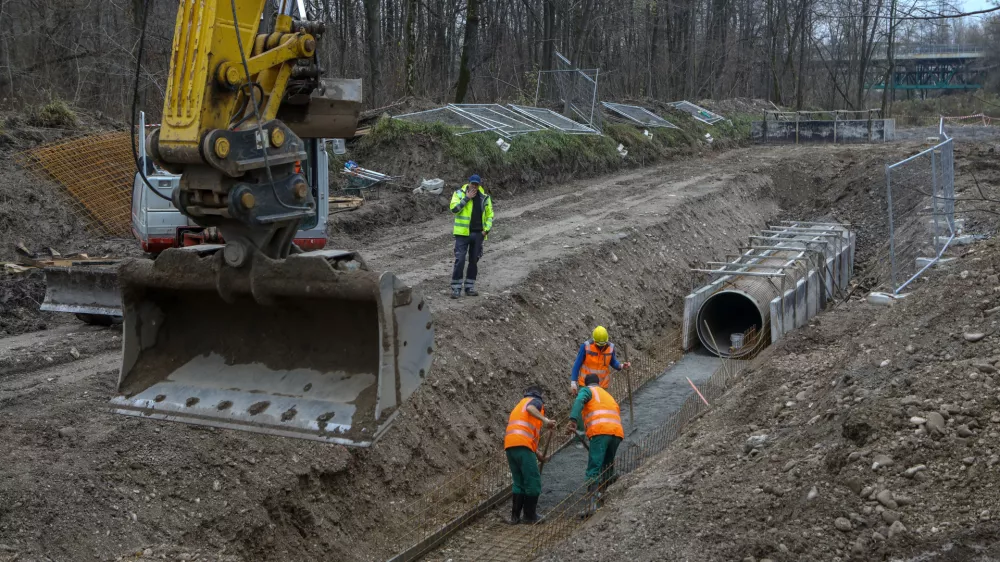 ﻿- 25.11.2019 - Povezovalni kanalizacijski kanal C0 - gradnja kanalizacijskega omrežja in povezovalnega kanalizacijskega kanala v Mestni občini Ljubljana - projekt odvajanja in čiščenja odpadne vode na območju občin Vodice in Medvode – kanalizacija -   //FOTO: Luka Cjuha..