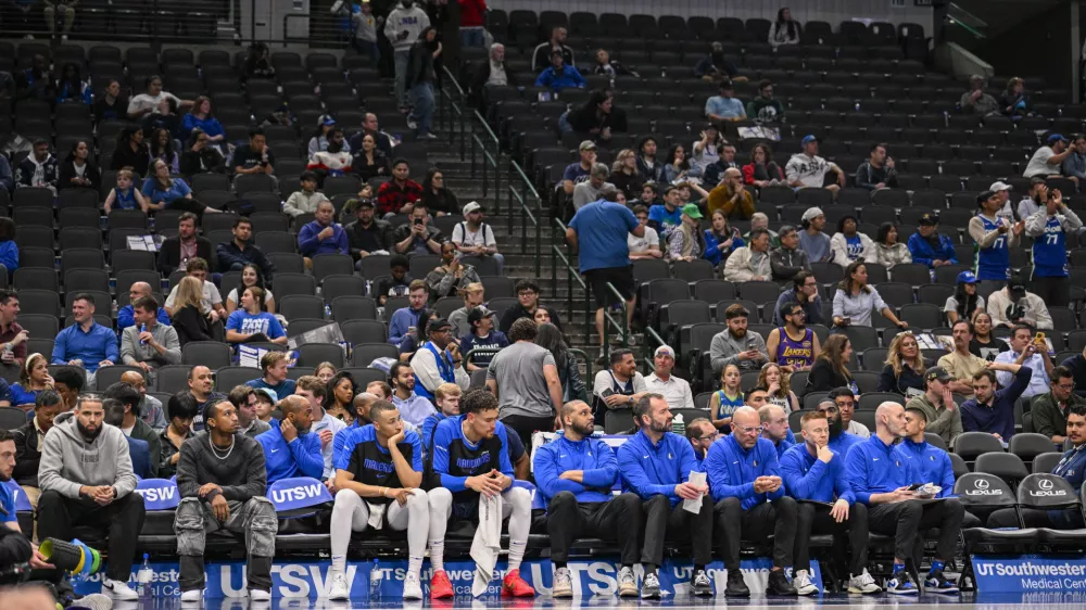 Mar 3, 2025; Dallas, Texas, USA; A view of the arena as fans leave the game during the second half of the game between the Dallas Mavericks and the Sacramento Kings at the American Airlines Center. Mandatory Credit: Jerome Miron-Imagn Images / Foto: Jerome Miron