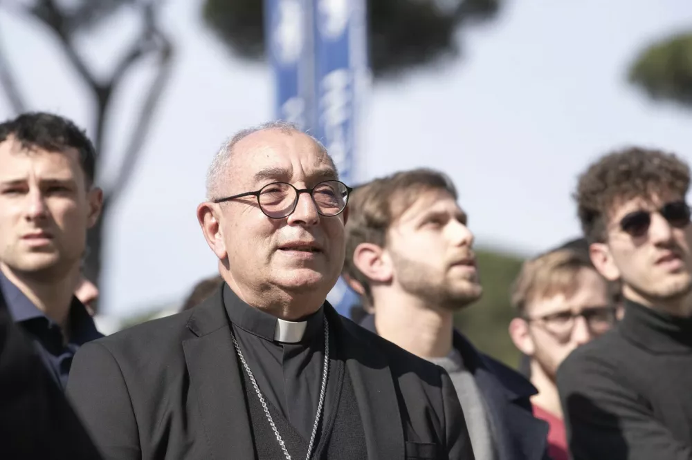 Italy, Rome - February 23, 2025.Cardinal Angelo de Donatis prays outside the Gemelli hospital where Pope Francis is hospitalized for pneumonia.,Image: 968483218, License: Rights-managed, Restrictions: * France, Germany and Italy Rights Out *, Model Release: noFoto: Profimedia