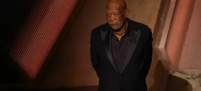 Morgan Freeman je na podelitvi oskarjev ves čas držal roke za hrbtom. Foto: Reuters