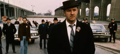 Policeman Gene Hackman is shown in this movie still walking toward the camera. He is holding a gun in his hands with policemen and police vehicles in the background. It was in this movie The French Connection that Gene Hackman won "Best Actor." The movie itself won "Best Picture." / Foto: Bettmann