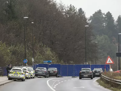 Prizor novembrskega »mafijskega« umora nedaleč od Brda v Ljubljani. Kriminalne združbe najraje obračunavajo stran od javnosti. / Foto: Luka Cjuha/dokumentacija