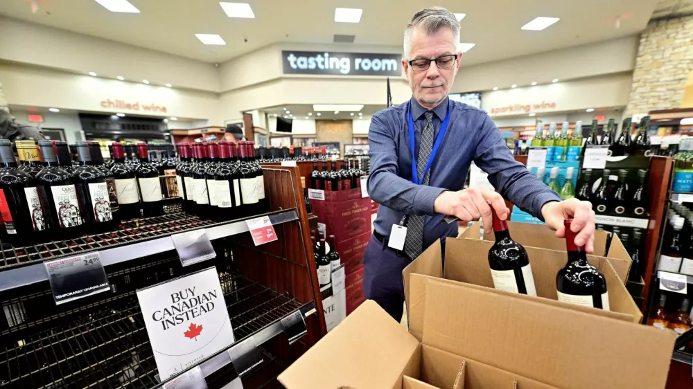 Senior Manager Trevor Hill removes bottles of American wine from the shelves at the Cambie BC Liquor in Vancouver, British Columbia, Canada March 10, 2025. REUTERS/Jennifer Gauthier  TPX IMAGES OF THE DAY / Foto: Jennifer Gauthier