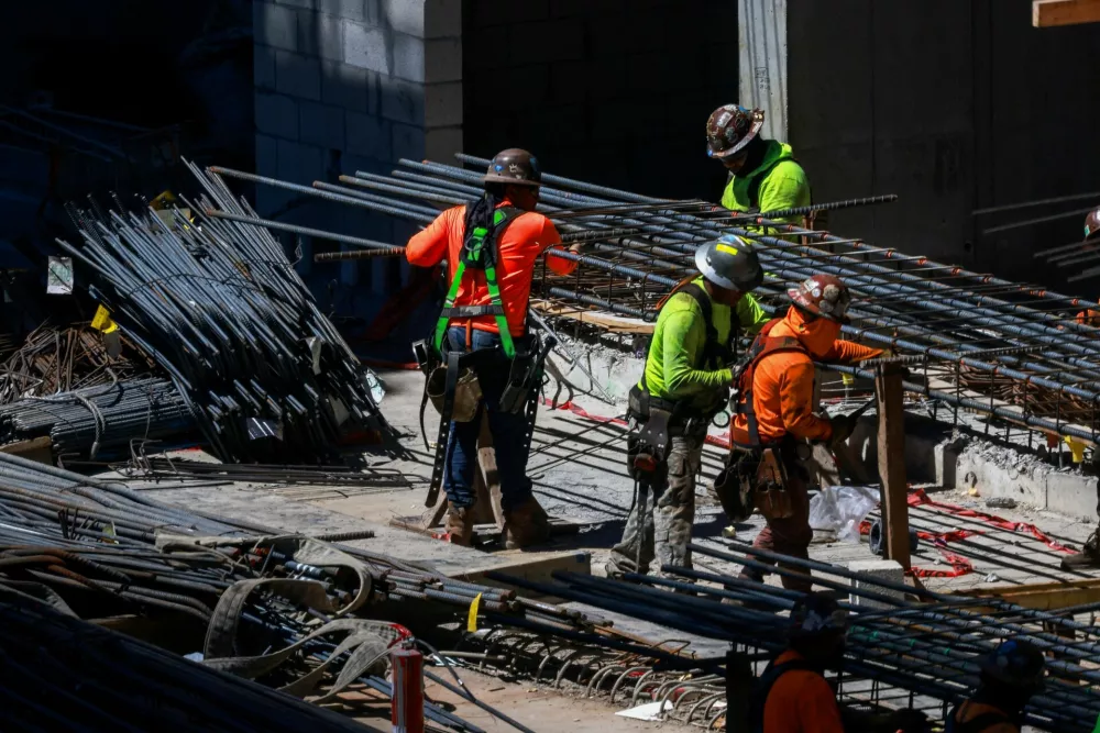 Workers install steel rods at a construction site in Miami, Florida, U.S., March 11, 2025. REUTERS/Giorgio Viera / Foto: Giorgio Viera