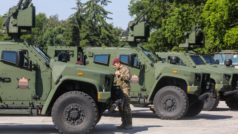 ﻿- lahko oklepno vozilo SV LKOV 4x4, proizvajalca Oshkosh Defense. - 05.06.2021 - Vojašnica Edvarda Peperka v Ljubljani - Slovenska vojska (SV) - predstavitev novih 38 lahkih kolesno oklepnih vozil LKOV 4x4 z integrirano oborožitveno postajo M153 Kongsberg. //FOTO: Bojan Velikonja