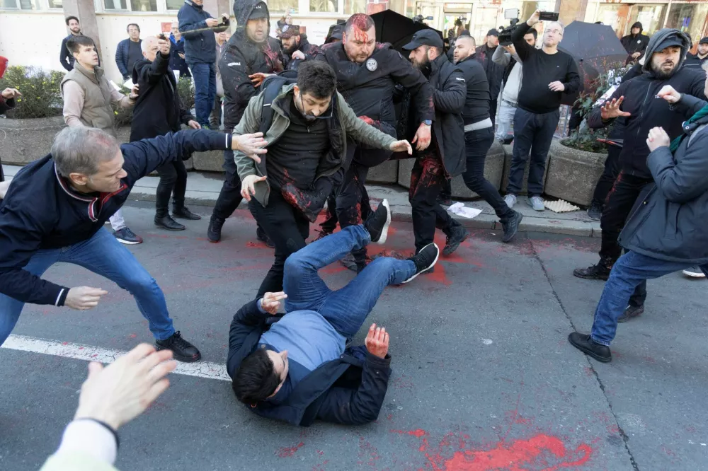 Belgrade City Hall security officials clash with people during the protest in Belgrade, Serbia, March 6, 2025. REUTERS/Djordje Kojadinovic