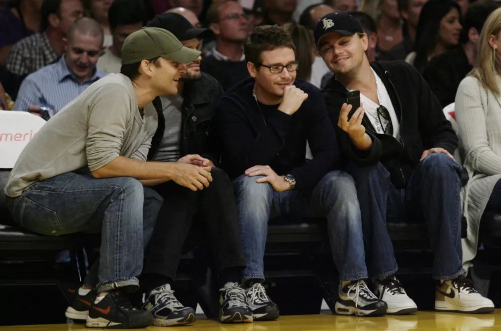 Leonardo Di Caprio (desno) in Tobey Maguire (levo) rada obiskujeta tekme LA Lakers. / Foto:AP