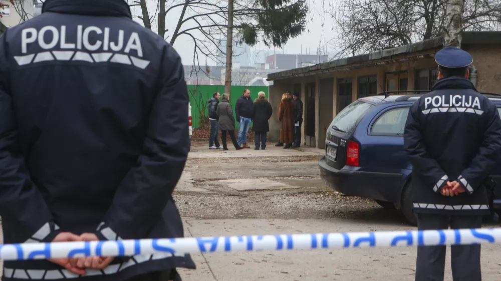 - 14.01.2016 - Rožičeva ulica v Ljubljani - mimoidoči je v smeteh pri garažah našel truplo novorojenčka - detomor   //FOTO: Bojan Velikonja 