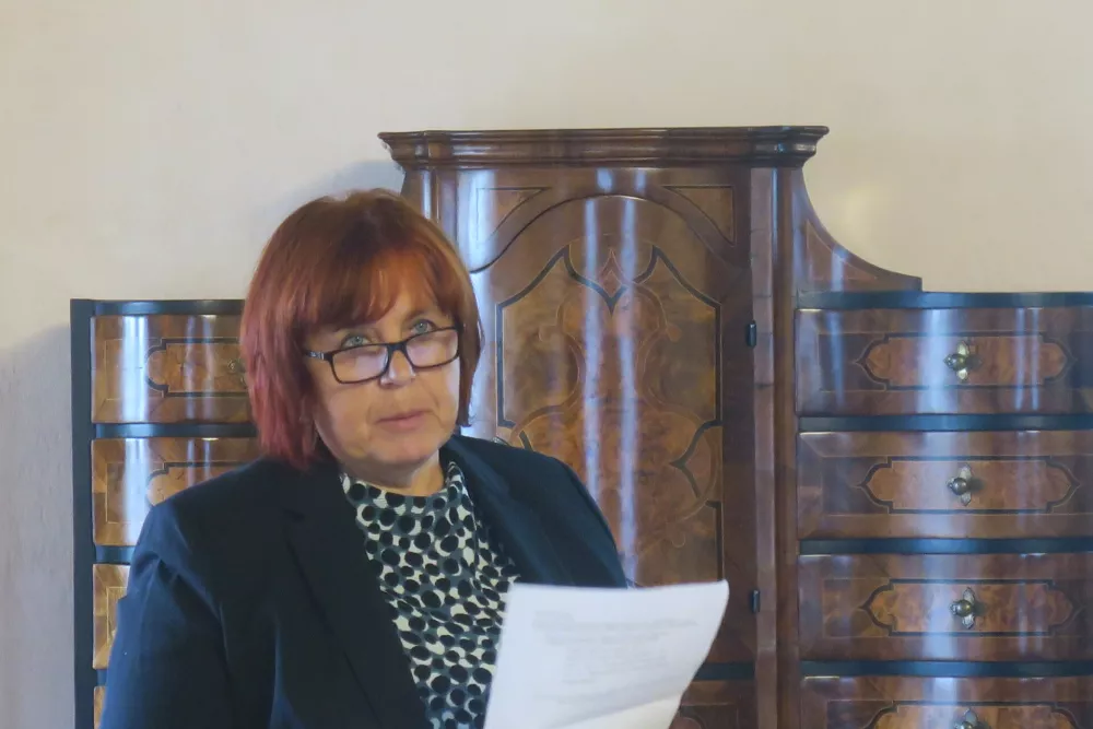 Na podlagi tega bomo poiskali tesarje, ki še znajo po starem pripraviti les. Tudi izdelovalcev slamnatih streh na Slovenskem ni več veliko. Glavni problem pa je pomanjkanje materiala, saj gre za ročno žeto rženo slamo. je pojasnil Zora Torkar, direktorica Medobčinskega muzeja Kamnik.