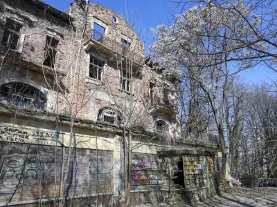 Hotel Bellevue je v slabem stanju že več desetletij in nič ne kaže, da bi ga v bližnji prihodnosti obnovili. Foto: Jaka Gasar