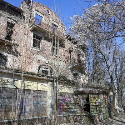 Hotel Bellevue je v slabem stanju že več desetletij in nič ne kaže, da bi ga v bližnji prihodnosti obnovili. Foto: Jaka Gasar