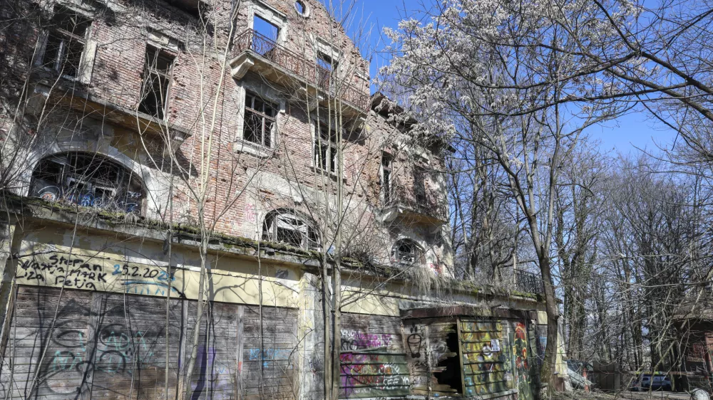 Hotel Bellevue je v slabem stanju že več desetletij in nič ne kaže, da bi ga v bližnji prihodnosti obnovili. Foto: Jaka Gasar