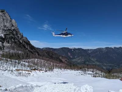 Gornika na območju Špikovega grabna odnesel snežni plaz 