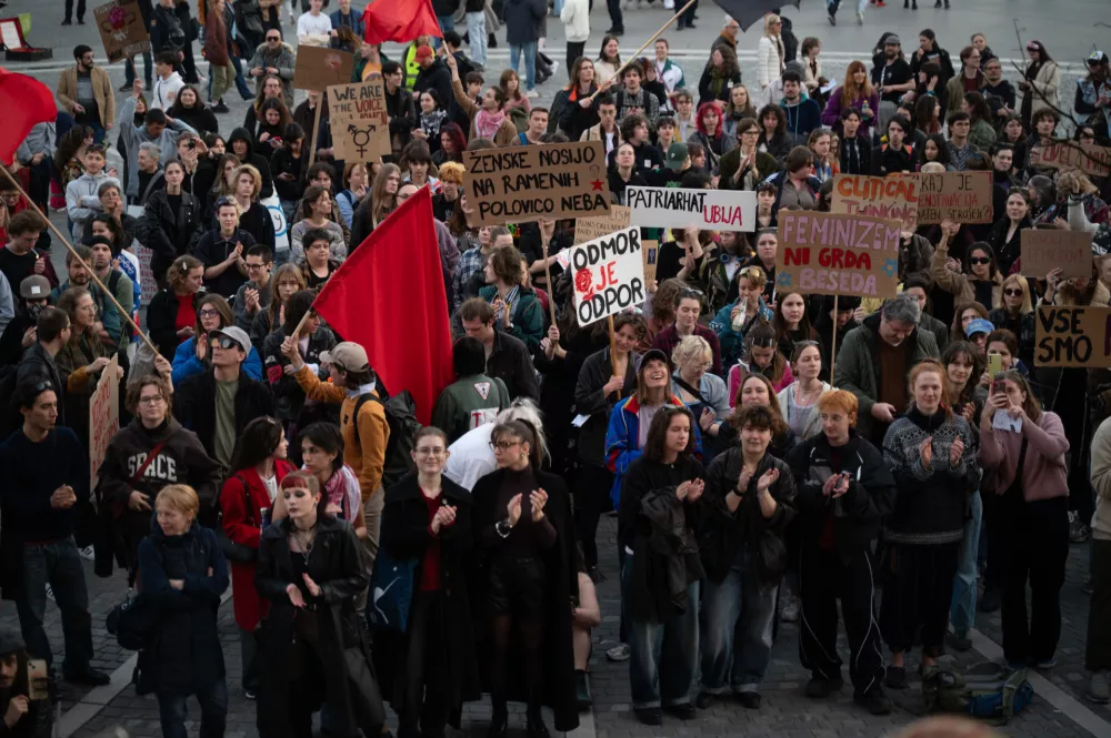 Protestnice zahtevajo višje plače in izboljšanje delovnih pogojev za delavstvo v feminiziranih poklicih. Foto: Nik Erik Neubauer