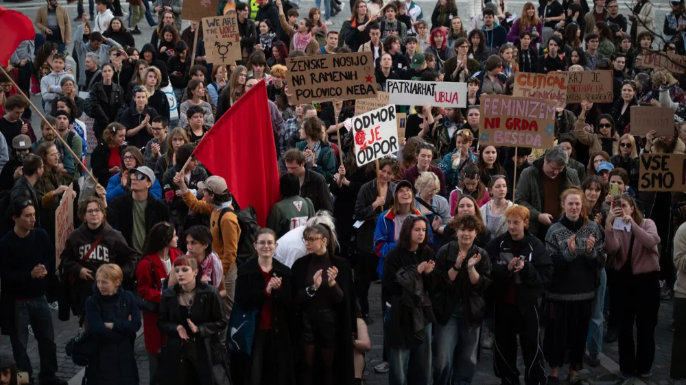 Protestnice zahtevajo višje plače in izboljšanje delovnih pogojev za delavstvo v feminiziranih poklicih. Foto: Nik Erik Neubauer